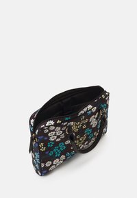 Schwarze Handtasche mit blauen, weißen und gelben Blumenmustern; ausgestattet mit goldenen Beschlägen, zwei Griffen und einem Reißverschlussöffnung.