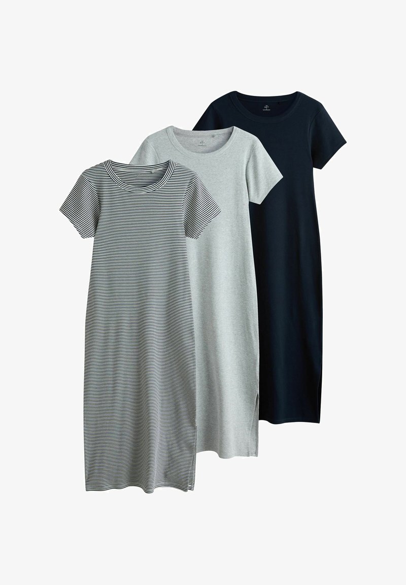 Trois robes midi à manches courtes, l'une à rayures noires et blanches, une autre gris clair uni, et une dernière noire unie, présentées en chevauchement sur un fond blanc.