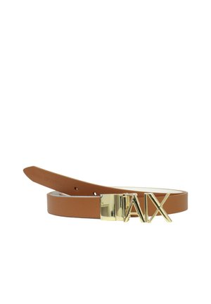 Cintura in pelle marrone arrotolata con fibbia dorata lucida con grandi lettere rialzate "AX" su sfondo bianco.