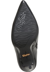 Zapato de tacón alto negro con punta afilada, parte superior de cuero liso, suela texturada y logotipo "Buffalo" en relieve en dorado.