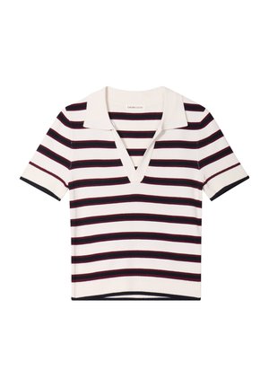Polo en maille à manches courtes de couleur crème avec des rayures bleu marine et bordeaux, présentant un décolleté en V profond et des finitions côtelées aux manches et à l'ourlet.