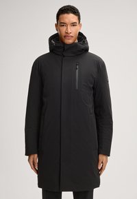 Czarna parka z wysokim kołnierzem, regulowanym kapturem, smukłym fasonem, przednią kieszenią na zamek oraz gładkim, wodoodpornym materiałem.