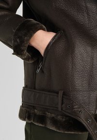 Jennyfer Jacka i konstläder - khaki