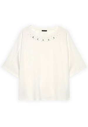 Bílý top s krátkým rukávem a kulatým výstřihem, zdobený půlkruh malých průhledných a stříbrných korálků u límce.