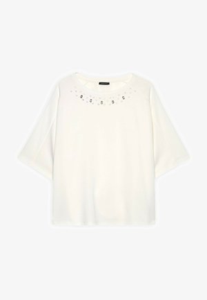 Bílý top s krátkým rukávem a kulatým výstřihem, zdobený půlkruh malých průhledných a stříbrných korálků u límce.