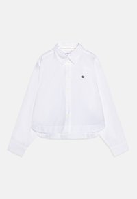 Witte, verkorte overhemdd met een klassieke kraag. Heeft lange mouwen en een zwart logo aan de linkerkant. Soepele textuur, eenvoudig ontwerp.