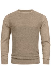 Maglione beige a maglia con un design a coste testurizzato sul petto e un corpo liscio. Caratterizzato da un colletto rotondo e polsini aderenti.