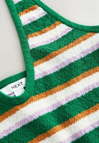 Haut sans manches en maille texturée rayée vert, blanc, marron et lavande avec un col rond et une étiquette de taille visible.