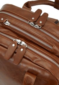 Smeđa kožna torba s dva odvojena odjeljka sa zatvaračima, srebrnim hardverom i teksturiranom površinom. Ima dvostruke kožne ručke i čvrstu gornju dršku.