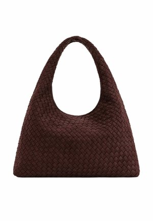 Sac à main en cuir tressé marron foncé avec une forme triangulaire arrondie et une seule poignée courbée pour être porté à l'épaule.