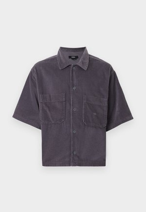 Camicia in velluto a coste grigio scuro a maniche corte con chiusura frontale a bottoni, due tasche applicate sul petto e colletto classico.