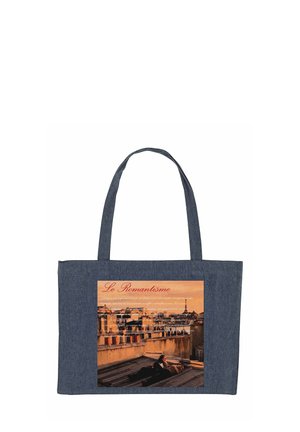 Donkerblauwe tote bag met een geprinte foto van twee mensen die op een dak liggen bij zonsondergang, met op de achtergrond Parijse schoorstenen.