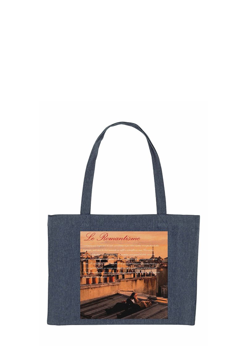 Borsa a tracolla blu scuro con una foto stampata di due persone sdraiate su un tetto al tramonto, con camini parigini sullo sfondo.