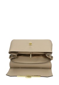 Borsa in pelle beige con design strutturato, accessori in oro e chiusura magnetica. Presenta una tasca con zip all'interno e una texture liscia.