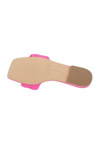 Sandal plana rosa con una suela lisa, que presenta un diseño de tiras anudadas. La suela tiene un color beige claro con una ligera textura y una marca.