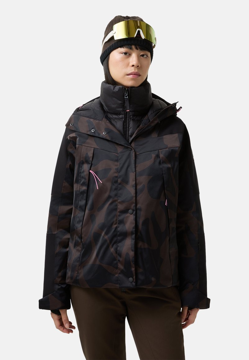Outdoor-Jacke im dunklen Camouflage-Muster, ausgestattet mit einem hohen Kragen, einem Reißverschluss, mehreren Fronttaschen und kontrastierenden Stoffakzenten.