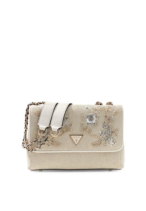 Sac à épaule beige texturé avec broderie florale en sequins, bandoulière chaîne dorée avec parties en cuir blanc, et plaque triangulaire avec logo Guess.