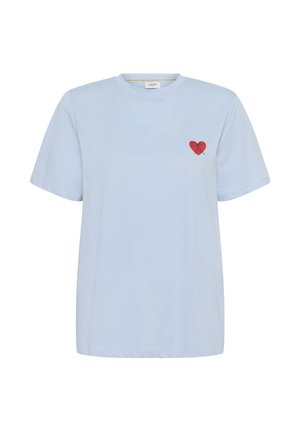 Tricou din bumbac albastru deschis, cu mâneci scurte, decolteu rotund și un mic imprimeu cu inimă roșie pe partea stângă a pieptului. Design simplu.