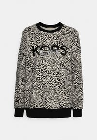Sudadera de estampado de leopardo en blanco y negro con el texto "KORS" en el pecho, y cuello, puños y dobladillo negros.
