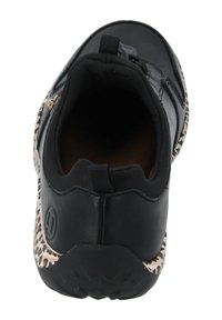 Zapatilla deportiva negra con una parte superior texturizada, cuello acolchado para el tobillo y una suela con un patrón. Presenta una lengüeta y un detalle de hardware circular.