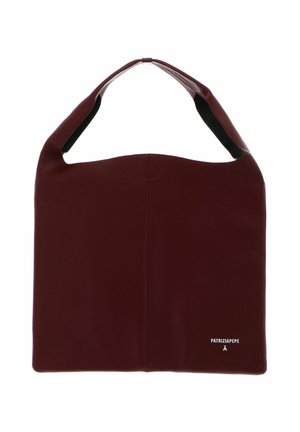 Sac cabas en cuir rouge foncé avec large poignée, forme rectangulaire et petit logo blanc Patrizia Pepe en bas à droite.
