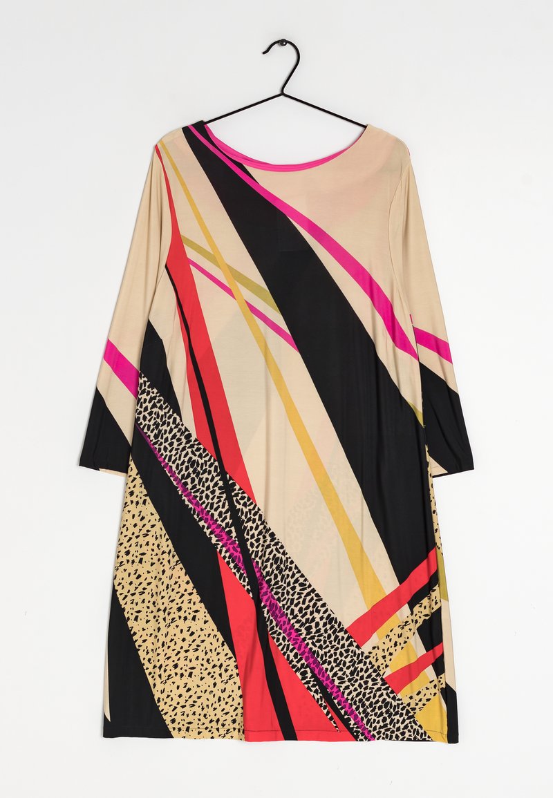 Robe à manches longues avec une base beige ornée de rayures diagonales multicolores en rose, noir, rouge et jaune, agrémentée de détails imprimés léopard.