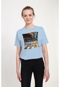 Světle modré bavlněné tričko s grafikou barevných medvědů, kteří přecházejí ulici s duhou v pozadí, krátké rukávy, uvolněný střih.