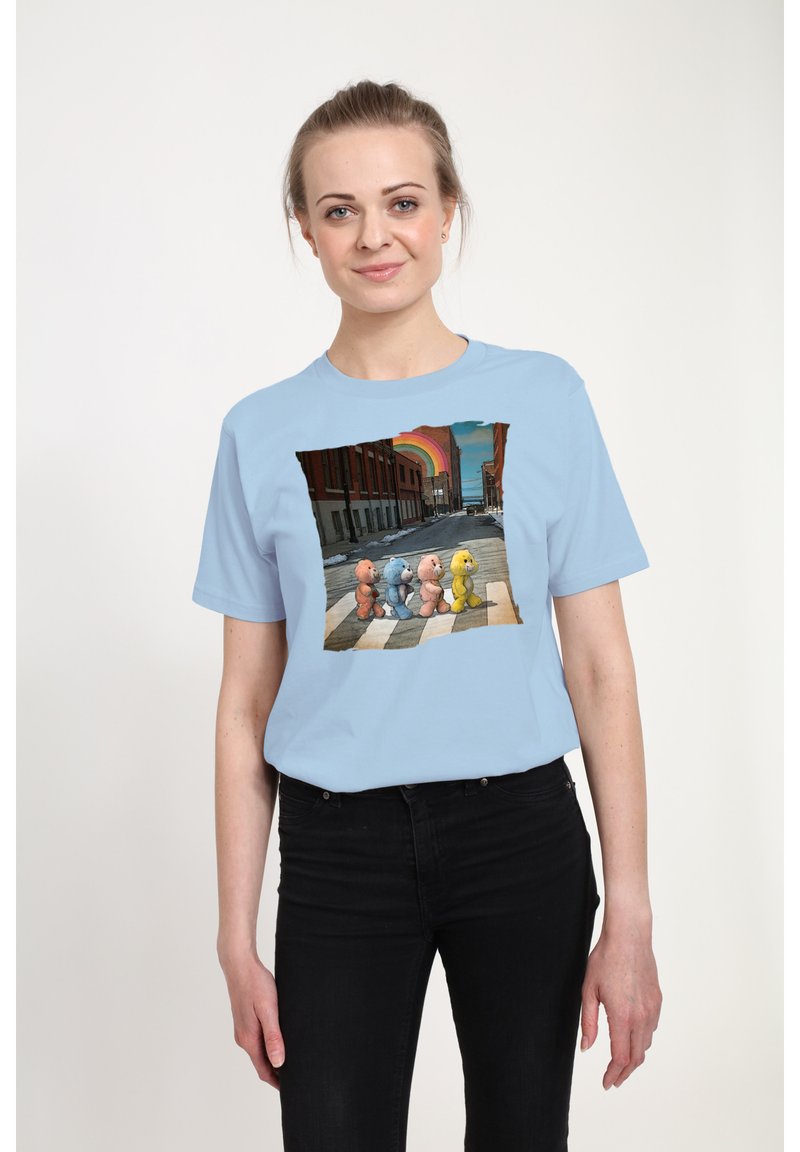 Světle modré bavlněné tričko s grafikou barevných medvědů, kteří přecházejí ulici s duhou v pozadí, krátké rukávy, uvolněný střih.