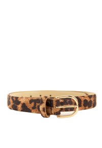 Cinturón con estampado de leopardo hecho de material texturizado con hebilla y retenedor de metal en tono dorado. Cuenta con cinco orificios de ajuste para el tamaño.