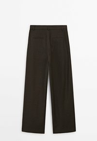 Pantalon large marron foncé avec passants de ceinture et deux poches passepoilées à l’arrière, présenté à plat sur fond blanc.