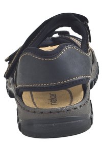 Schwarze Sandale mit offener Ferse, Obermaterial aus Leder, gepolstertes Fußbett und Gummisohle. Verfügt über Kontrastnähte und Markenlogo.