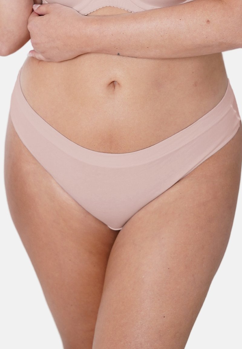 Rosa nahtloser Tanga mit einem weichen Bund, glatter Textur und minimalistischem Design. Ideal für einen bequemen Sitz.