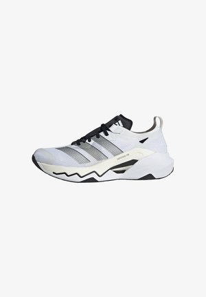 Scarpa da atletica bianca e nera con tomaia in rete, motivo testurizzato e suola spessa a zig-zag per trazione e supporto.