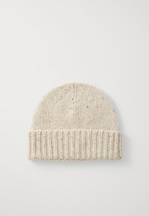 Gebreide beanie in lichtbeige met een geribde omslag, voorzien van een textuurpatroon en subtiele kleurnuance door de stof.