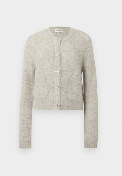 Cardigan en maille duveteuse gris clair avec manches longues, encolure ronde, cinq petits boutons et deux poches avant.