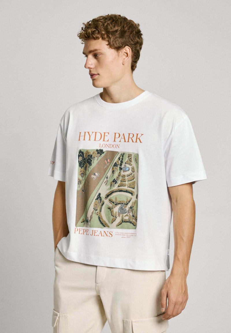 Witte T-shirt met een grafische print van Hyde Park in aardetinten, korte mouwen en een relaxte fit. "Pepe Jeans" logo onderaan.