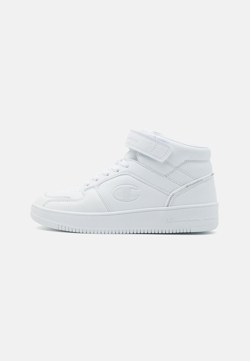 Hvite høy-topp sneakers laget av glatt syntetisk materiale, med polstret krage, snøring foran og borrelås, med logo-detaljer.