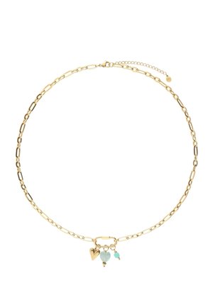 Collana a catena dorata con tre ciondoli: un piccolo cuore d'oro, un cuore azzurro chiaro e una minuscola perla turchese con dettagli dorati.