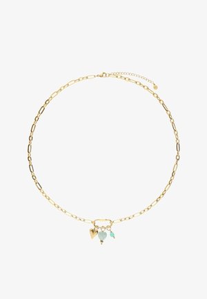 Collana a catena dorata con tre ciondoli: un piccolo cuore d'oro, un cuore azzurro chiaro e una minuscola perla turchese con dettagli dorati.