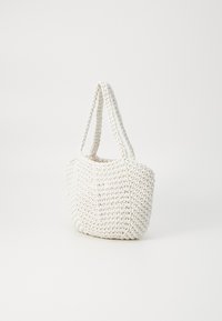 Borsa a tracolla intrecciata bianca con due manici intrecciati, caratterizzata da una superficie textured e un fondo arrotondato, progettata per un uso informale.
