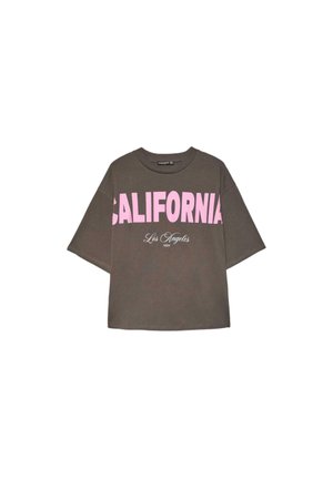 Übergroßes dunkelgraues Kurzarm-T-Shirt mit "CALIFORNIA" in großen pinkfarbenen Buchstaben und darunter "Los Angeles 1994" in weißer Schrift.