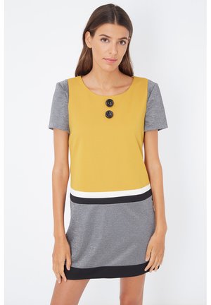Vestido de manga corta con un cuerpo amarillo, falda gris y acentos negros. Presenta dos botones negros en la parte delantera y un detalle de franja blanca.