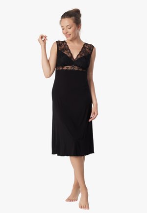 Czarna nocna koszula z koronkowym gorsetem i dekoltem w kształcie litery V, bez rękawów i wykonana z miękkiego materiału, sięgająca nieco poniżej kolan.