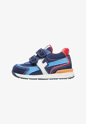 Blau und marineblaues Kindersneaker mit Obermaterial aus Wildleder, weißen Lederakzenten, zwei Klettverschlüssen und einer strukturierten Gummisohle mit orangenen Details.