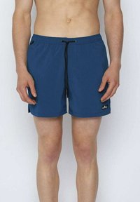 Pantaloncini da bagno blu realizzati in tessuto leggero, con una cintura elastica dotata di stringa nera e un piccolo patch con logo brandizzato.
