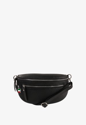 Sac bandoulière en cuir noir à finition texturée, avec deux compartiments zippés et une sangle ajustable. Comprend un petit porte-clés drapeau italien.