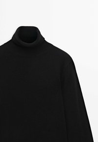 Pull noir à col roulé à manches longues avec col et poignets côtelés, posé à plat sur un fond blanc.