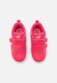 Zapatillas infantiles rosas con parte superior de cuero, suela de goma blanca, doble tira de velcro y logotipo de la marca en la lengüeta y en la plantilla interior.