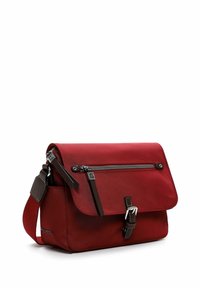 Rote Umhängetasche mit vorderer Klappe, silbernem Reißverschlussfach, dunkelbraunem Ledergürtel und verstellbarem Schultergurt.