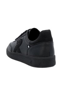 Botte de sport noire avec un dessus en cuir lisse, bout rond, design à lacets, accents texturés et semelle en caoutchouc avec des détails de logo sur le talon.